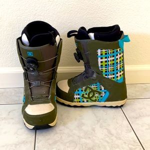 Snowboard boots